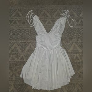 Elegant White Sleeveless Dress